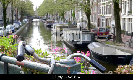 Fahrrad Lenker und eine geringe Tiefenschärfe geschossen von einer Gracht in Amsterdam. Stockfoto