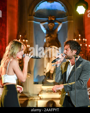 Baden Baden, Deutschland. Nov, 2019 21. Baden Baden, Deutschland. Nov, 2019 20. Sängerin Lotte und Sänger Max Giesinger zusammen an der Charity Gala "Hommage an Bambi' durchführen, während der Liebe Nacht. Die Gala von Hubert Burda Media findet zum 19. Mal. Spenden sind für Kinder in Not gesammelt. Foto: Jens Kalaene/dpa-Zentralbild/ZB/dpa/Alamy leben Nachrichten Stockfoto
