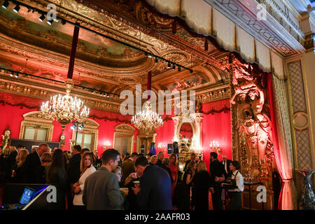 Baden Baden, Deutschland. Nov, 2019 21. Baden Baden, Deutschland. Nov, 2019 20. Atmosphäre an der Charity Gala "Hommage an Bambi' an der Nächstenliebe Nacht im Kurhaus und Casino. Die Gala von Hubert Burda Media findet zum 19. Mal. Spenden sind für Kinder in Not gesammelt. Foto: Jens Kalaene/dpa-Zentralbild/ZB/dpa/Alamy leben Nachrichten Stockfoto