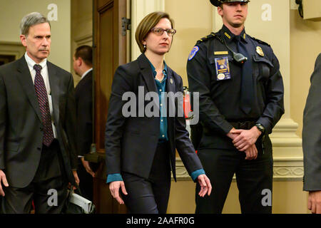 Washington, Vereinigte Staaten von Amerika. Nov, 2019 20. Laura Cooper, stellvertretender Verteidigungsminister für Russisch, Ukrainisch und Eurasische Angelegenheiten, kommt während der US-House Permanent Select Committee on Intelligence öffentliche Anhörung zu bezeugen, wie sie dem Amtsenthebungsverfahren gegen US-Präsident Donald J. Trumpf auf dem Capitol Hill in Washington, DC am Mittwoch, 20. November 2019. Credit untersuchen: Ron Sachs/CNP (Einschränkung: Keine New York oder New Jersey Zeitungen oder Zeitschriften innerhalb eines 75-Meilen-Radius von New York City) | Verwendung der weltweiten Kredit: dpa/Alamy leben Nachrichten Stockfoto