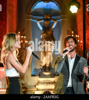 Baden Baden, Deutschland. Nov, 2019 21. Baden Baden, Deutschland. Nov, 2019 20. Sängerin Lotte und Sänger Max Giesinger zusammen an der Charity Gala "Hommage an Bambi' durchführen, während der Liebe Nacht. Die Gala von Hubert Burda Media findet zum 19. Mal. Spenden sind für Kinder in Not gesammelt. Foto: Jens Kalaene/dpa-Zentralbild/ZB/dpa/Alamy leben Nachrichten Stockfoto