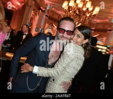 Baden Baden, Deutschland. Nov, 2019 21. Baden Baden, Deutschland. Nov, 2019 20. Die TV-Moderatorin Birger Schif und ihr Freund David Gergely an der Charity Gala "Hommage an Bambi' während der Liebe Nacht. Die Gala von Hubert Burda Media findet zum 19. Mal. Spenden sind für Kinder in Not gesammelt. Foto: Jens Kalaene/dpa-Zentralbild/ZB/dpa/Alamy leben Nachrichten Stockfoto