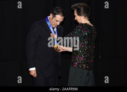 Team GB Männer Bob Mitglied des Teams der Olympischen Winterspiele 2014 in Sotschi John Jackson bekommt seine Bronzemedaille von der Princess Royal auf der Bühne, nachdem sie offiziell durch das Internationale Olympische Komitee bei der BOA jährlichen Abendessen, Old Billingsgate, London aufgerüstet. Stockfoto