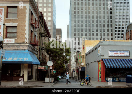 Straßenszene in Chinatown mit Vater und Sohn. Die Innenstadt von San Francisco, Kalifornien, USA. Sep 2019 Stockfoto