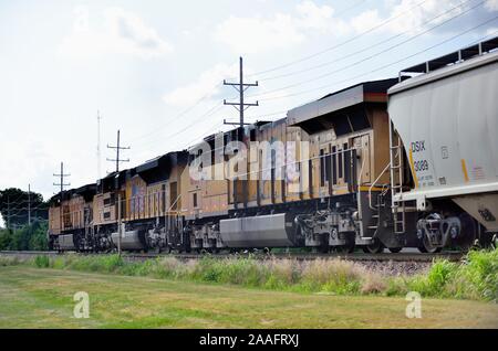 Geneva, Illinois, USA. Eine Union Pacific Güterzug, Leitung durch drei Lokomotive Einheiten auf Ihrer nach Westen gerichteten Fahrt von Chicago. Stockfoto