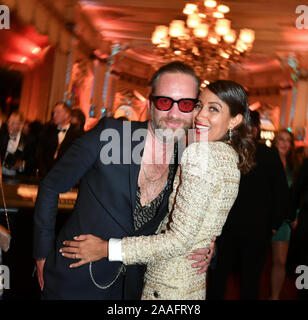 Baden Baden, Deutschland. Nov, 2019 21. Baden Baden, Deutschland. Nov, 2019 20. Die TV-Moderatorin Birger Schif und ihr Freund David Gergely an der Charity Gala "Hommage an Bambi' während der Liebe Nacht. Die Gala von Hubert Burda Media findet zum 19. Mal. Spenden sind für Kinder in Not gesammelt. Foto: Jens Kalaene/dpa-Zentralbild/ZB/dpa/Alamy leben Nachrichten Stockfoto