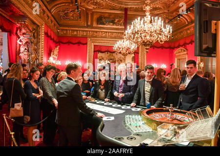 Baden Baden, Deutschland. Nov, 2019 21. Baden Baden, Deutschland. Nov, 2019 20. Atmosphäre an der Charity Gala "Hommage an Bambi' an der Nächstenliebe Nacht im Kurhaus und Casino. Die Gala von Hubert Burda Media findet zum 19. Mal. Spenden sind für Kinder in Not gesammelt. Foto: Jens Kalaene/dpa-Zentralbild/ZB/dpa/Alamy leben Nachrichten Stockfoto