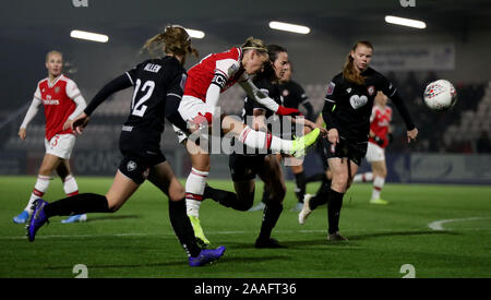 Von Arsenal Jordanien Nobbes nimmt einen Schuß auf Ziel während der Frauen Liga Cup Match an der Wiese Park, London. Stockfoto