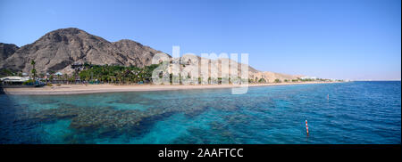 Blick auf Coral Reef Resort Hotels am südlichen Strand von Eilat Stadt Luftaufnahme Schuss aus dem Meer Stockfoto