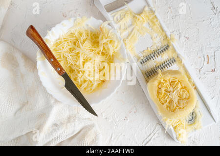 Prozess der Entscheidungsfindung und kochen die geschnittenen Zucchini Pasta Spaghetti auf den Tischen Stockfoto