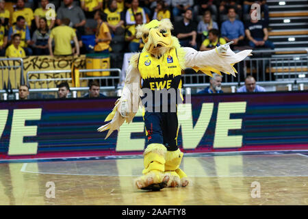 Oldenburg, Deutschland, 20. November 2019: das Maskottchen der EWE Oldenburg tanzen während einer Eurocup Übereinstimmung zwischen EWE Oldenburg vs Aquila Trento. Stockfoto