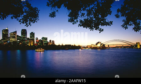 Australien. New South Wales. Sydney. Sonnenuntergang über dem Hafen, das Opernhaus und die Harbour Bridge. Stockfoto