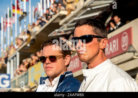 Carroll Shelby gespielt von Matt Damon und Ken Miles durch Christian Bale spielte von Ford v Ferrari (2019 unter der Regie von James Mangold. Wahre Geschichte von ihrem Kampf für Ford ein Auto zu bauen, um die Dominanz von Ferrari in Le Mans zum 24h-Rennen 1966 in Frage zu stellen. Stockfoto