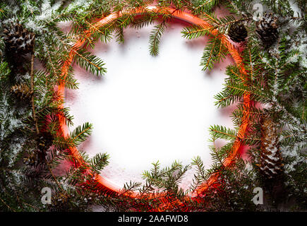 Weihnachten runden Rahmen von Neon und Winter Dinge auf weißem Hintergrund. Stockfoto