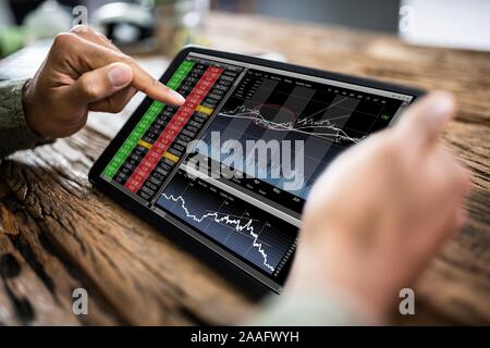 Nahaufnahme der Geschäftsmann Analyse Börse Status auf Digital-Tablette Stockfoto