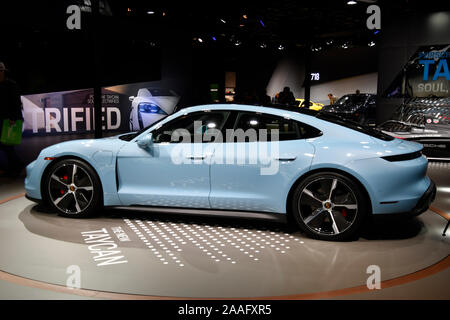 Los Angeles, Kalifornien, USA. Nov, 2019 20. Die neue 2020 Porsche 4D Taycan 4S Auto auf dem Display während Medien Tag auf der LA Auto Show, Los Angeles, Kalifornien, Mittwoch/USA. 20.November 2019. Credit: Gene Blevins/ZUMA Draht/Alamy Live News Credit: ZUMA Press, Inc./Alamy leben Nachrichten Stockfoto