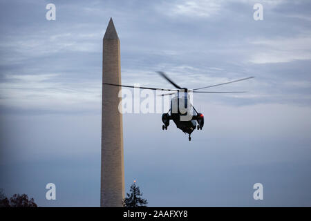 Marine nähert man sich dem Süden Rasen des Weißen Hauses in Washington, DC, USA am Donnerstag, 21. November 2019. Credit: Stefani Reynolds/CNP | Verwendung weltweit Stockfoto