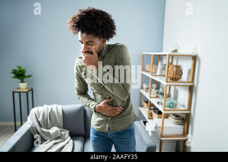 Junge Menschen leiden unter Übelkeit zu Hause Stockfoto