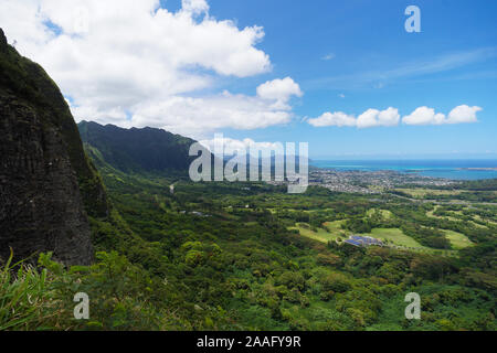 Blick auf üppigen und wunderschönen Windward Oahu, Hawaii aus dem Pali Aussichtspunkt. Stockfoto