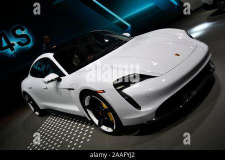 Los Angeles, Kalifornien, USA. Nov, 2019 20. Die neue 2020 Porsche 4D Taycan 4S Auto auf dem Display während Medien Tag auf der LA Auto Show, Los Angeles, Kalifornien, Mittwoch/USA. 20.November 2019. Credit: Gene Blevins/ZUMA Draht/Alamy Live News Credit: ZUMA Press, Inc./Alamy leben Nachrichten Stockfoto