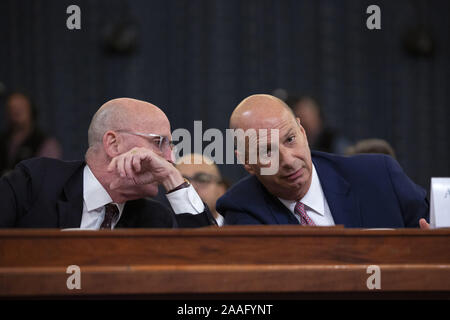 Washington, District of Columbia, USA. Nov, 2019 20. Botschafter der Vereinigten Staaten in die Europäische Union GORDON SONDLAND spricht zu seinen Rechtsanwalt als er vor dem US-House Permanent Select Committee on Intelligence am Mittwoch bezeugt. Credit: Stefani Reynolds/CNP/ZUMA Draht/Alamy leben Nachrichten Stockfoto