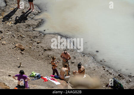 Menschen zu Fuß auf dem richtigen Weg zum Viti Crater, Askja Island Stockfoto