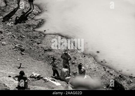 Menschen zu Fuß auf dem richtigen Weg zum Viti Crater, Askja Island Stockfoto