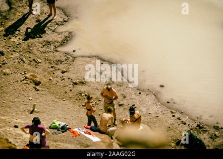 Menschen zu Fuß auf dem richtigen Weg zum Viti Crater, Askja Island Stockfoto