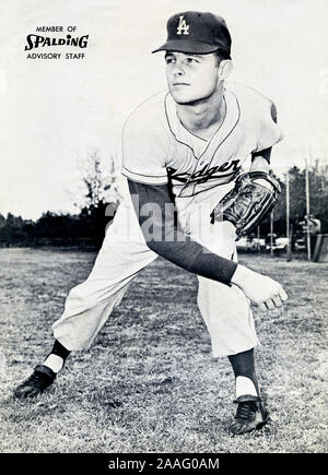 Vintage schwarz-weiß Foto von Baseball star Los Angeles Schwindlerkrug Don Drysdale indossieren Spalding Sportartikel circa 1960. Stockfoto