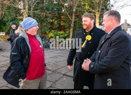 Loanhead, Midlothian, Schottland, Vereinigtes Königreich: 2019 Bundestagswahlkampf. SNP delegieren Leader Keith Brown MSP & Owen Thomson, SNP-Kandidaten sprechen Sie mit Anhänger Stockfoto