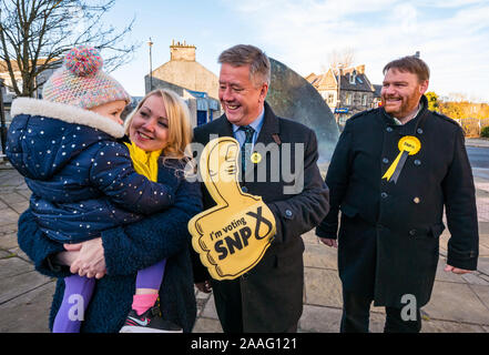 Loanhead, Midlothian, Schottland, Vereinigtes Königreich: 2019 Bundestagswahlkampf. SNP delegieren Leader Keith Brown MSP & Owen Thomson, SNP-Kandidat mit Frau Kelly Stockfoto