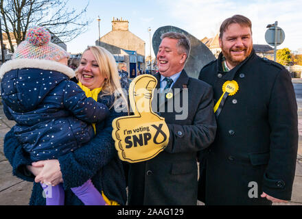 Loanhead, Midlothian, Schottland, Vereinigtes Königreich: 2019 Bundestagswahlkampf. SNP delegieren Leader Keith Brown MSP & Owen Thomson, SNP-Kandidat mit Frau Kelly Stockfoto