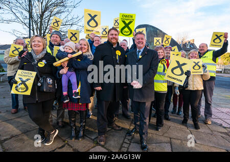 Loanhead, Midlothian, Schottland, Vereinigtes Königreich: 2019 Bundestagswahlkampf. SNP delegieren Leader Keith Brown MSP & Owen Thomson, SNP-Kandidat mit Aktivisten Stockfoto