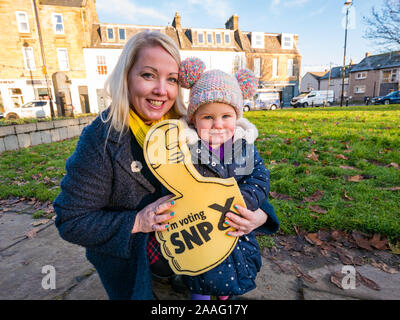 Loanhead, Midlothian, Schottland, Großbritannien. 2019 Allgemeine Wahlkampagne. Kelly & isla Thomson, Frau und Tochter von lokalen SNP Kandidat Owen Thomson Stockfoto