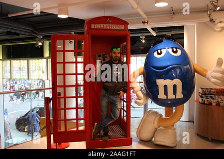 Rote Telefonzelle typisch englisch London und einem riesigen Anthropomorphen berühmte Schokolade in Großbritannien Stockfoto