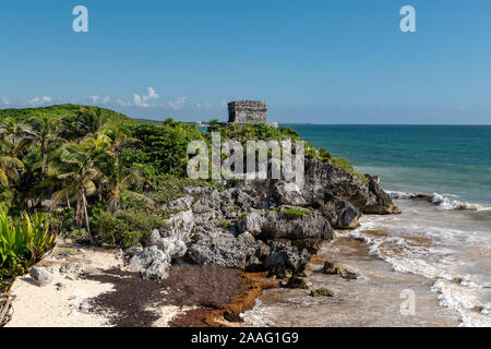 Schöner Strand in Tulum Mexiko, Ruinen Maya auf der Klippe. Stockfoto