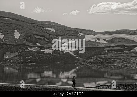 Menschen zu Fuß auf dem richtigen Weg zum Viti Crater, Askja Island Stockfoto