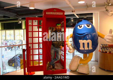 Rote Telefonzelle typisch englisch London und einem riesigen Anthropomorphen berühmte Schokolade in Großbritannien Stockfoto