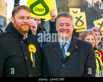 Loanhead, Midlothian, Schottland, Vereinigtes Königreich: 2019 Bundestagswahlkampf. SNP delegieren Leader Keith Brown MSP & Owen Thomson, SNP allgemeine Wahl Kandidaten Stockfoto