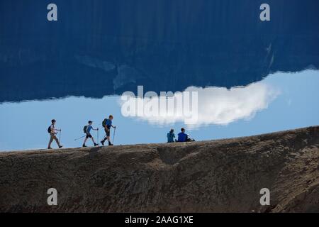 Menschen zu Fuß auf dem richtigen Weg zum Viti Crater, Askja Island Stockfoto