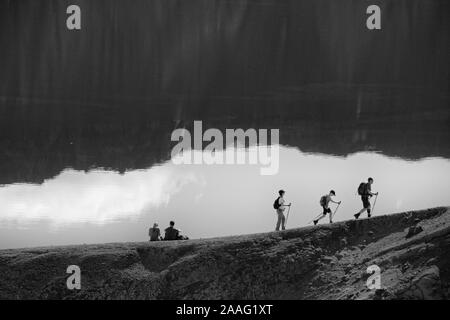 Menschen zu Fuß auf dem richtigen Weg zum Viti Crater, Askja Island Stockfoto