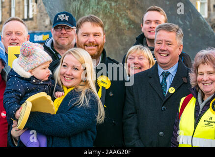 Loanhead, Midlothian, Schottland, Vereinigtes Königreich: 2019 Bundestagswahlkampf. SNP Stellvertretende Vorsitzende Keith Brown MSP & Owen Thomson, SNP-Kandidat und Support Stockfoto