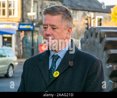 Loanhead, Midlothian, Schottland, Vereinigtes Königreich: 2019 Allgemeine Wahlkampf. SNP Stellvertretende Vorsitzende Keith Brown MSP auf allgemeinen Wahlkampagne Trail Stockfoto