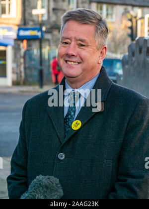 Loanhead, Midlothian, Schottland, Vereinigtes Königreich: 2019 Allgemeine Wahlkampf. SNP Stellvertretende Vorsitzende Keith Brown MSP auf allgemeinen Wahlkampagne Trail Stockfoto