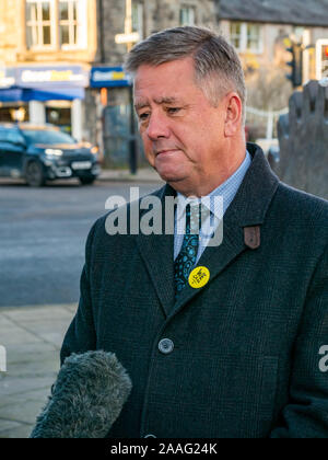 Loanhead, Midlothian, Schottland, Vereinigtes Königreich: 2019 Allgemeine Wahlkampf. SNP Stellvertretende Vorsitzende Keith Brown MSP auf allgemeinen Wahlkampagne Trail Stockfoto