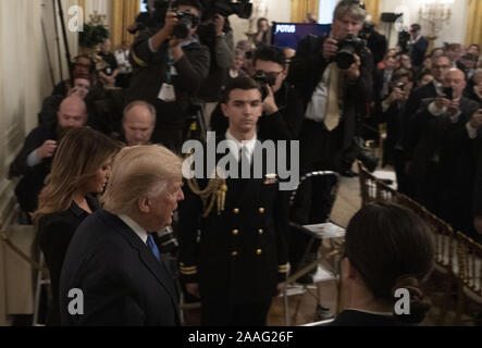 Washington, United States. Nov, 2019 21. Präsident Donald Trump und First Lady Melania Trump ankommen zu präsentieren nationale Medaille der Künste und des nationalen Geistes- Medaillen im Weißen Haus in Washington, DCon Donnerstag, 21. November 2019. Foto von Tasos Katopodis/UPI Quelle: UPI/Alamy leben Nachrichten Stockfoto