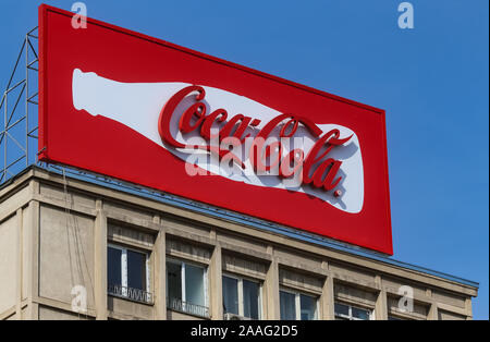 Bukarest, Rumänien - September 29, 2019: ein sehr großes Logo von Coca-Cola Softdrink Hersteller ist auf der Oberseite eines Mehrfamilienhauses angezeigt, in Bucha Stockfoto