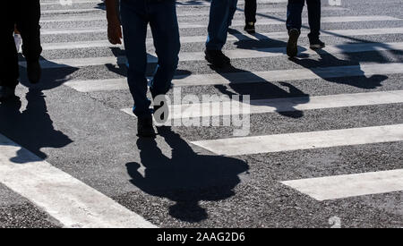 Bukarest, Rumänien - 19. September 2019: Fußgänger die Straße überqueren, in Bukarest, Rumänien. Dieses Bild ist nur für den redaktionellen Gebrauch bestimmt. Stockfoto