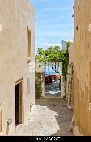 Outdoor Cafe am Ende der schmalen Stein weg, mit Blick auf die Ägäis, in einer Fußgängerzone auf Momenvasia. Eine griechische Insel in der Peloponnes. Stockfoto
