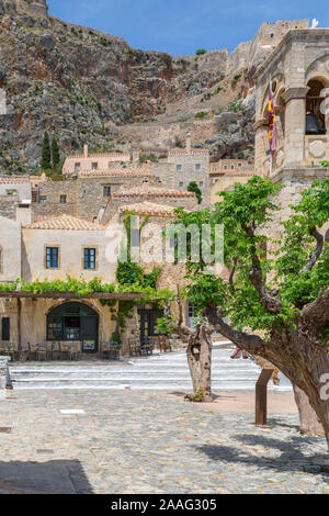 Hügelige mittelalterliche Stadt Momenvasia, Griechenland in der nähe von dem Marktplatz, die bis an die Spitze. Stockfoto